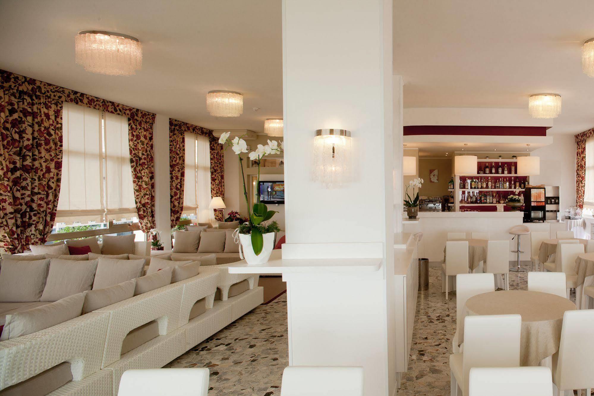 Hotel Canarie ลิโดดิเยโซโล ภายนอก รูปภาพ
