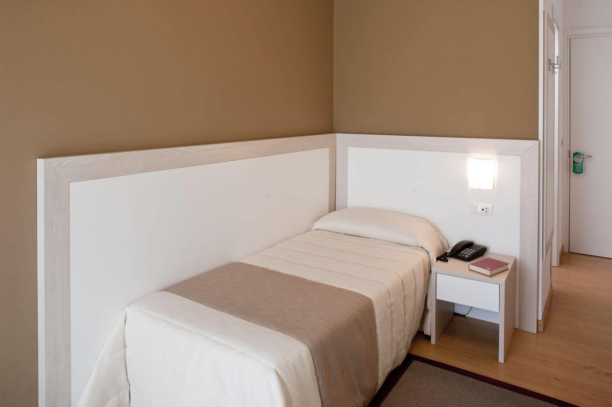 Hotel Canarie ลิโดดิเยโซโล ภายนอก รูปภาพ